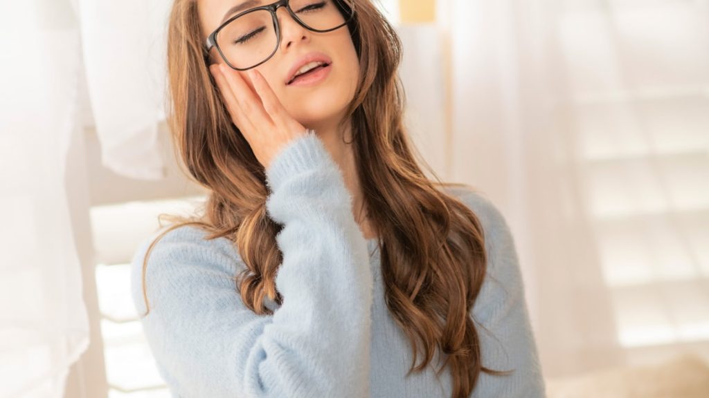 cosmid – Nicole Aames – Nicole Strips By The Window 1 51925 1x cosmid – Nicole Aames – Nicole Strips By The Window