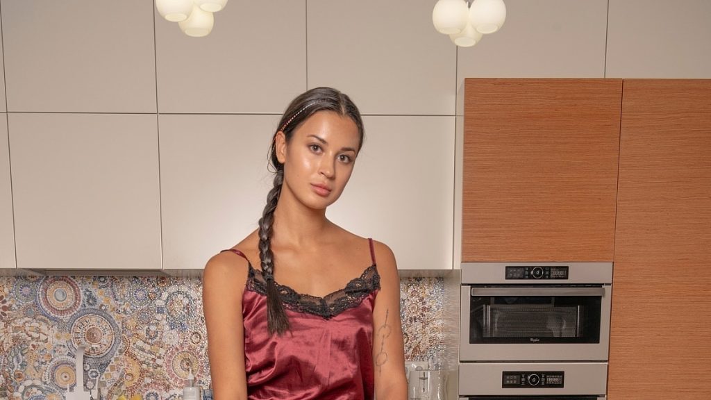 55069 1x Cosmid.net – Victoria Muir – Victoria Muir Takes Off Her Nightgown