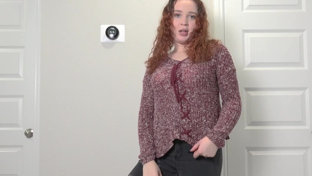 55623 1x Cosmid.net – Ginny Stone – Ginny Stone Takes Off Her Ripped Jeans