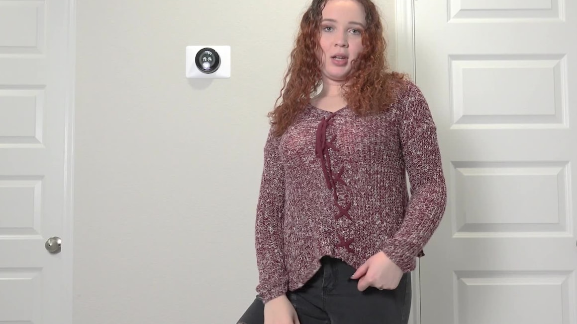 55623 Cosmid.net – Ginny Stone – Ginny Stone Takes Off Her Ripped Jeans