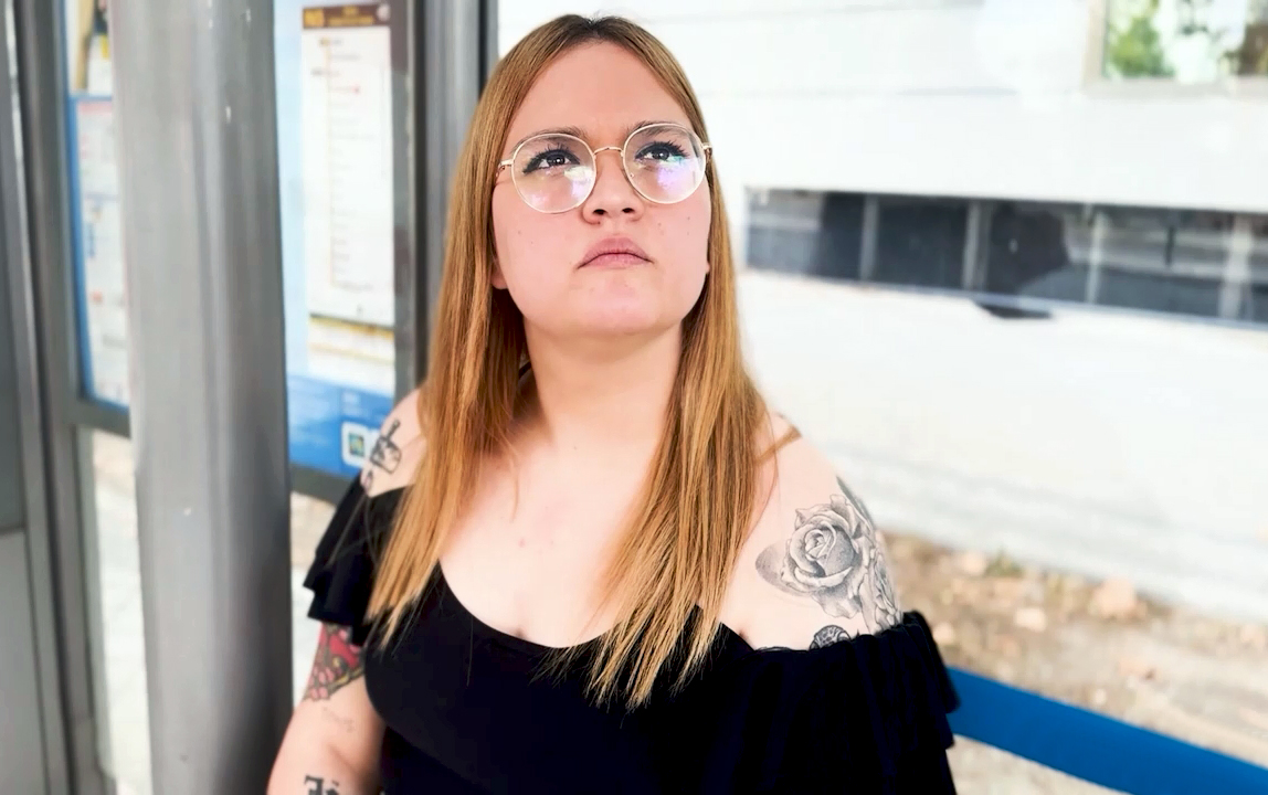 9Ul3dh PutaLocura – Alice Foxy – Pilladas en la parada del autobus