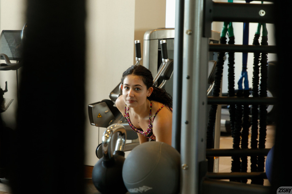 single 002 0948290342102754 Zishy – Rosaline Imaz – Girl From Gym 1