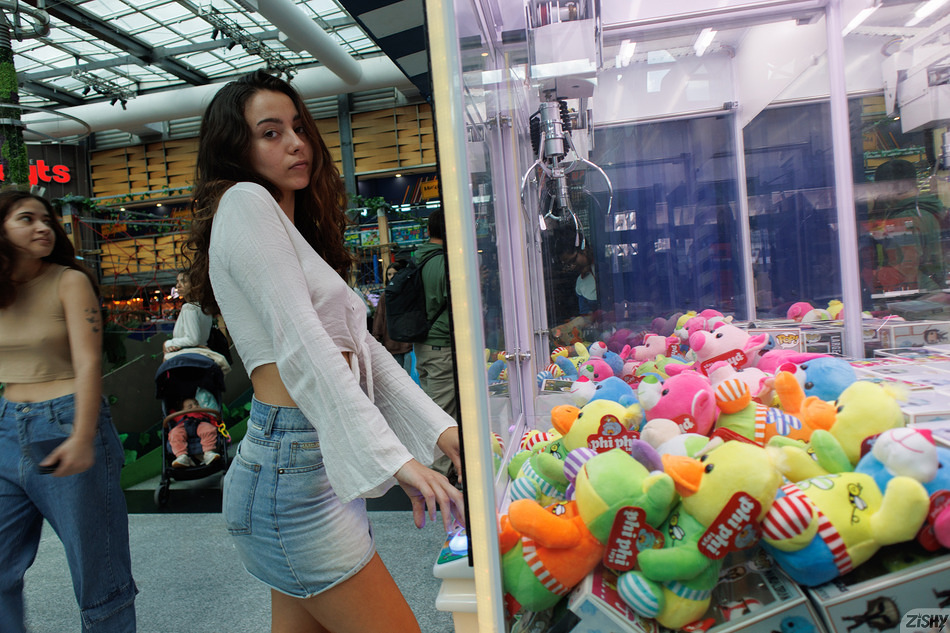 single 042 0931449567102852 Zishy – Nora Hernando – Phi Phi Toys 1